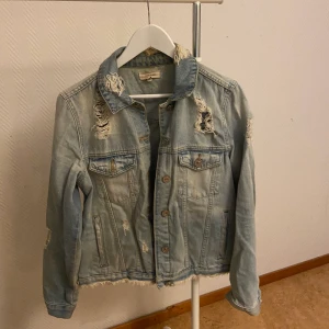 Sliten jeansjacka från River Island - Storlek 14/40. Från River island, inköpt 2017. 