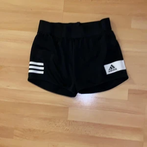 Adidasshorts  - Ett par addidasshorts i storlek M frakt tillkommer senare!!