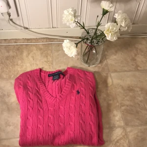 rosa kabelsrickad ralph lauren  - rosa kabelstickad ralph lauren tröja. Väldigt bra skick, och är i en storlek S 