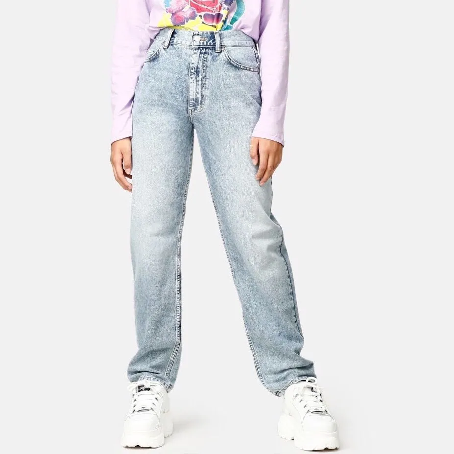 Säljer dessa supersnygga jeans från JUNKYARD i storlek M. Första bilden är lånad från junkyards hemsida. Jeansen är raka i benen och är i mycket bra skick.  Budgivning sker i kommentarerna och börjar på 150kr! . Jeans & Byxor.