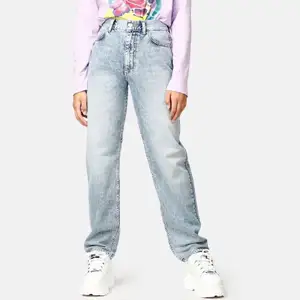 Säljer dessa supersnygga jeans från JUNKYARD i storlek M. Första bilden är lånad från junkyards hemsida. Jeansen är raka i benen och är i mycket bra skick.  Budgivning sker i kommentarerna och börjar på 150kr! 
