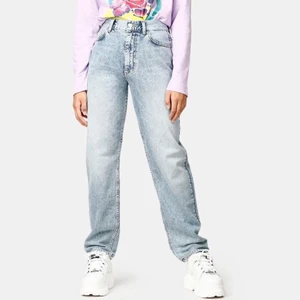 JEANS -perfect 80’s  - Säljer dessa supersnygga jeans från JUNKYARD i storlek M. Första bilden är lånad från junkyards hemsida. Jeansen är raka i benen och är i mycket bra skick.  Budgivning sker i kommentarerna och börjar på 150kr! 