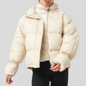 Puffer jacket  - Säljer min puffer jacket från na-kd. Säljer pga brost på använding 