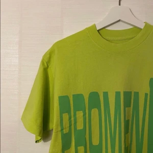 Vlone x Asap rocky - Condition 9,5/10, testad. Säljer vidare från grabben jag köpte av då de inte riktigt min grej. Size s, oversized. Bud 800 BIN 1100