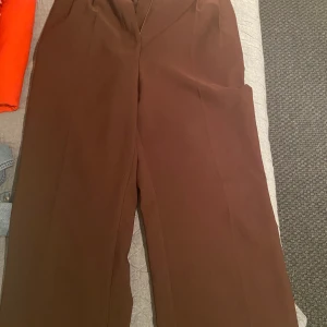 Kostymbyxor Ginatricot💕 - Härlig och fin färg! STORLEK: 32/34💕 använda 2 gånger!!