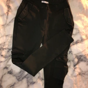Cargo tights - Super sköna tights med fickor på sidorna. Är en s men stora som en m. Insydda i midjan då dem var väldigt stora, nu passar dem mig, som är en m. I princip bara testade. 