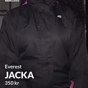 En Everest jacka från Stadium i strl 164 som bara ligger i garderoben. Jackan har fyra fickor o har luva. Den e nytvättad & varsamt använd!! Om man kan mötas upp säljer jag den för 350 annars är det 350kr+ frakt🤩