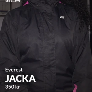Jacka - En Everest jacka från Stadium i strl 164 som bara ligger i garderoben. Jackan har fyra fickor o har luva. Den e nytvättad & varsamt använd!! Om man kan mötas upp säljer jag den för 350 annars är det 350kr+ frakt🤩