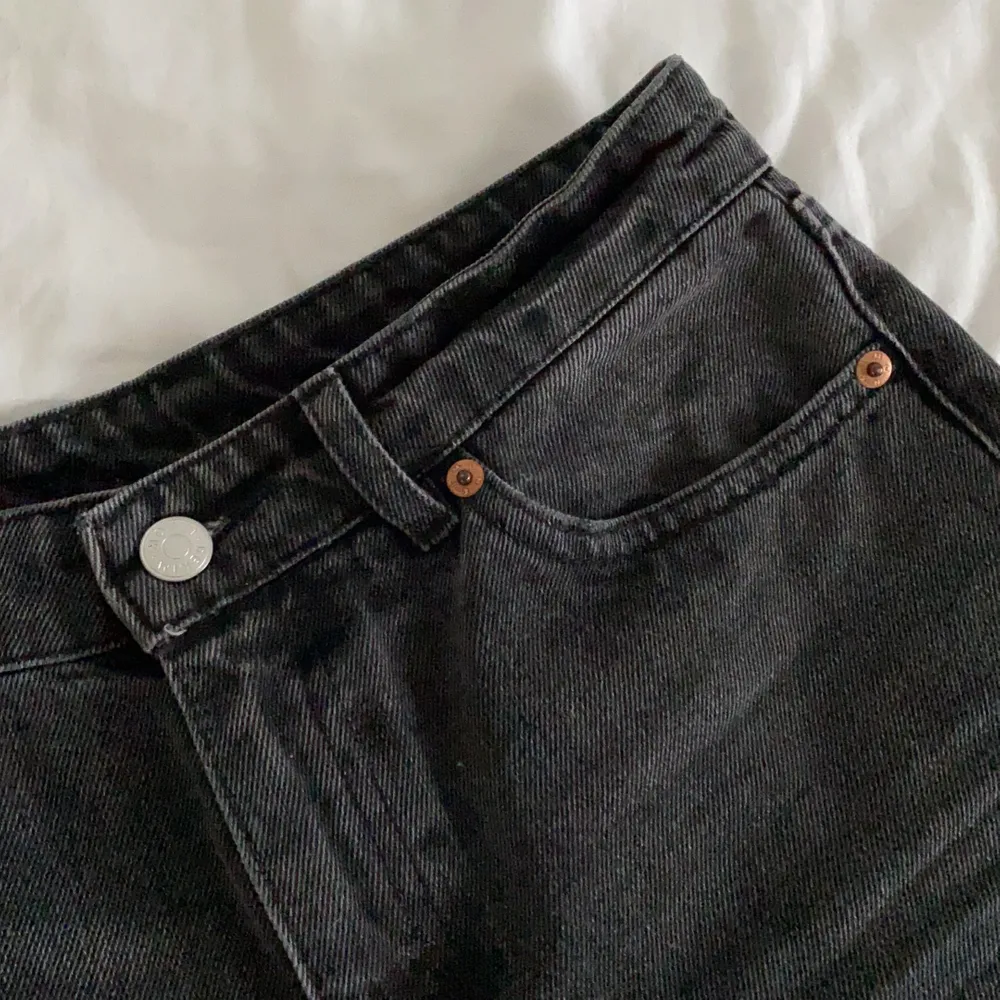 Superfina mörkgråa jeans i modellen Yoko från monki! Säljer då de är lite små för mig. Helt Oanvända men tyvärrr tog jag bort lappen och kan därför inte skicka tillbaka dem. Liiite korta för mig som är 175 men det funkade ändå. Nypris - 400kr. Jeans & Byxor.
