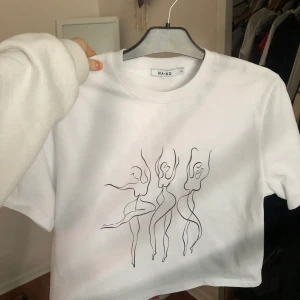 NAKD CROPPED TSHIRT - Tshirt/blus med fint tryck från nakd. Helt i nyskick och hel och ren.