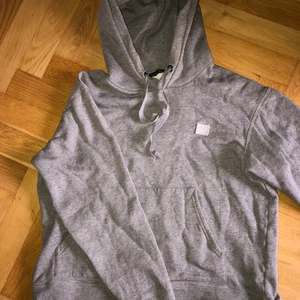 Acne hoodie  - Säljes i befintligt skick  på sista bilden om man zoomar in ser man att den är lagad.  Syns knappt 