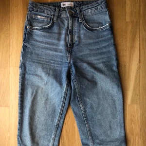 Jeans  - Grymma jeans från Zara med bra kvalité, som samtidigt är sköna ✨🤩 Om ni vill se plagget på eller har andra frågor eller funderingar så hör av er! 