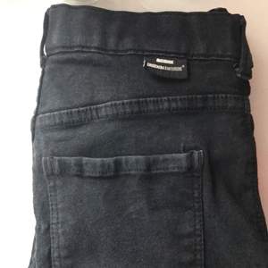 Vanliga jeans från dr.denim! Kommer inte till användning längre. Använda några gånger men bra skick. Passar S men också xs. Köparen står för frakt!