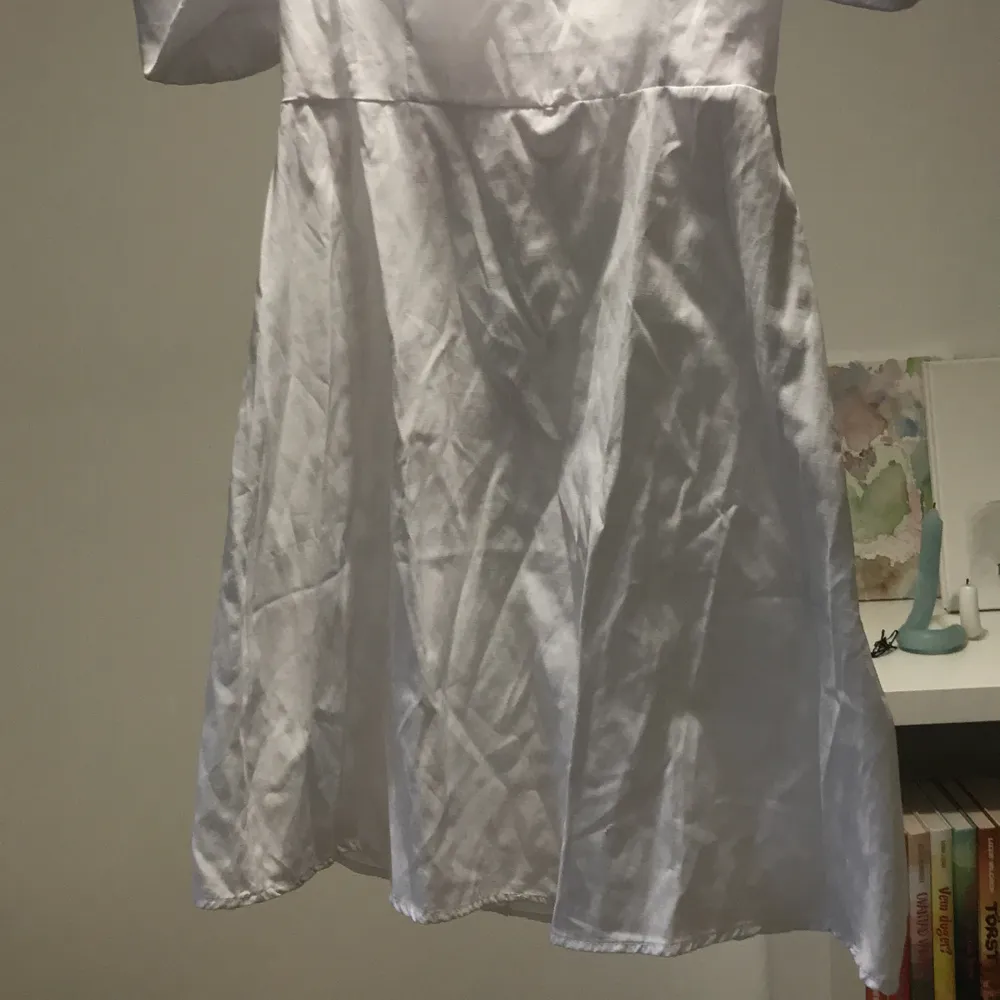 Fin klänning från NA-KD som andvänts en gång i Augusti. Skrynklig då den bara legat vikt i garderoben sedan dess! Skriv om du har frågor :). Klänningar.