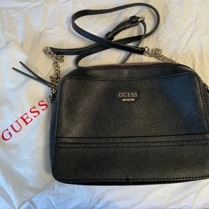 Väska från GUESS - En liten väska från GUESS i bra skick. Kan mötas alternativt står köparen för frakten 🌟