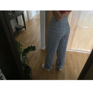 ⚡️Raka 90’s kostymbyxor NAKD⚡️ - Super fina vida kostymbyxor från nakd, köpta här på Plick men säljer pga kommer inte till användning tyvärr. (Lånade bilder), sitter perfekt i midjan och går ner till fotlederna på mig som är 173 cm💕 🦋köparen står för frakt🦋 