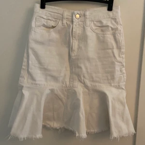 Vit kjol - Skitsnygg vit kjol från NA-KD för ca 1 år sedan, den är använd endast ett fåtal gånger och i helt nyskick. Säljer då den tyvärr är för liten på mig. Inköpt för ca 300kr. Om flera är intresserade blir det budgivning, köpare står för frakt🥰 kan även mötas i Stockholm, fraktar helst pga pandemin