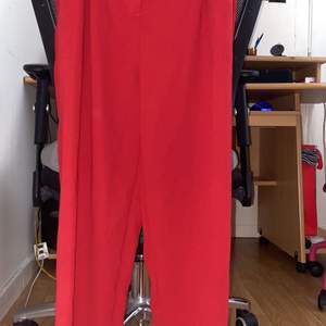 Röda eleganta byxor 🙂 en gång använda 