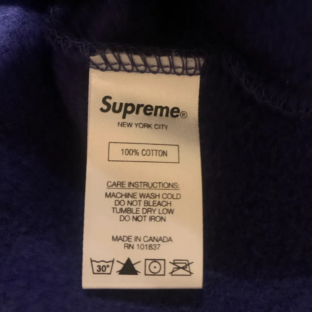 SUPREME HOODIE FW-20  - Size:M - Cond 10/10  - Online kvitto finns! - 100% autentisk vara garanterat! - Vid frågor eller bilder skicka dm📩 - Endast testad   Bud: 1200kr Bin: 1850kr. Tröjor & Koftor.