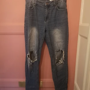 Monki Jeans - Slitna jeans, höga i midjan. Sparsamt använda 