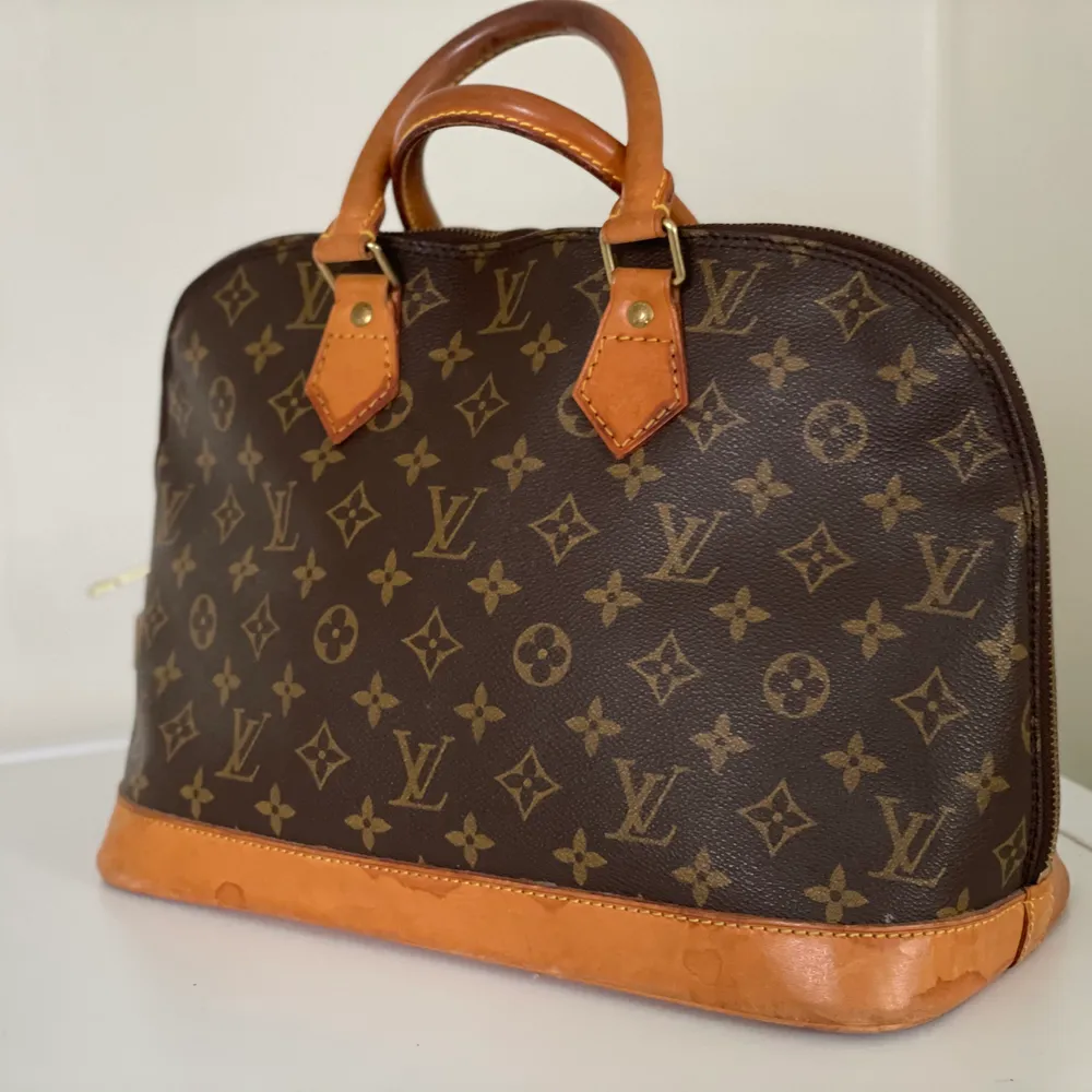 En äkta mycket fin väska från louis Vuitton monogram Alma sparsamt använd. Medföljer dustbag och äkthetsbevis. För fler funderingar kontakta mig.. Väskor.