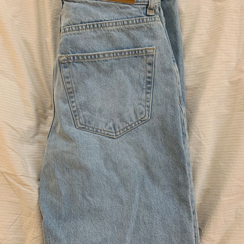 Nya populära Gina tricot 90s highwaisted jeans. Jättefina jeans som jag fick i julklapp som tyvärr inte passar mig. Beställda på internet och endast testade och har kvar prislappen. Säljer dom för 400kr eller högsta bud. Storlek 36.❤️. Jeans & Byxor.
