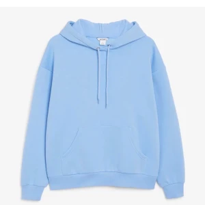 Monki hoodie - Säljer en jätte snygg ljusblå hoodie från Monki. Slutsåld på hemsidan, knappt använd! Storlek: XS men är ganska oversize.😁 Frakten tillkommer, buda själva!