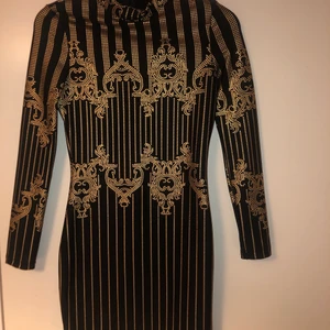 Festklänning St S  - Festklänning ifrån Dennis Maglic. Använd fåtals gånge, väldigt fint skick. Stretchigt material. 