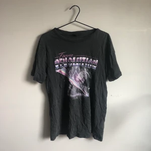 Space t-shirt - Säljer denna URBALLA space t-shirten från Gina tricot. Använd fåtal ggr! På bilden är tröjan ostrykt så därför är det mkt veck på den. Storlek S!! ⚡️😍🔥