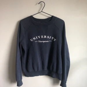 Collage-tröja - Säljer denna härliga collage-tröjan från Gina Tricot, sparsamt använd. Storlek S men skulle säga den passar xs-m!! 🥰👍🏼💞😍⚡️