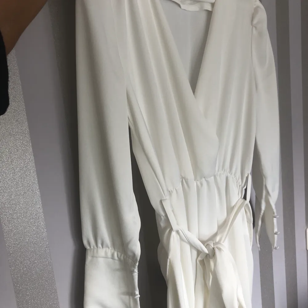 Enkel men super snygg vit jumpsuit. Säljer för den inte kommer till användning. Använd en kväll men som helt ny. Storlek S, från bikbok. Köparen står för frakten 59kr💞. Klänningar.