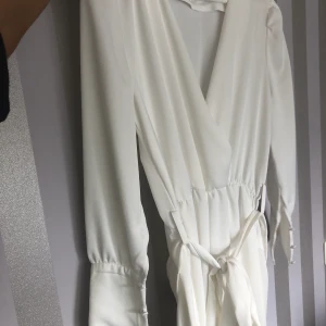 Vit jumpsuit - Enkel men super snygg vit jumpsuit. Säljer för den inte kommer till användning. Använd en kväll men som helt ny. Storlek S, från bikbok. Köparen står för frakten 59kr💞