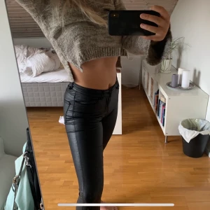 Croppad stickad tröja - Säljer denna croppade polo stickade tjocktröjan i beige/grå/brun färg, perfekt till hösten✨✨✨