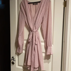 Klänning från Bikbok i strl L - Mycket fin klänning från Bikbok i strl L. Väldigt skön och lätt att bära. Använd ett par gånger men fortfarande i fint skick. 