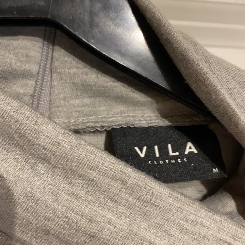 Fin grå höstklänning från Vila i strl M. Använd ett par gånger men i mycket fint skick. Köparen betalar för frakt.. Klänningar.