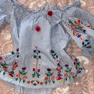 Blus - Kommer sälja massor av toppar för 50-70kr, därför ger jag ej ut så mycket info här. Vid intresse skicka gärna ett dm! 💕