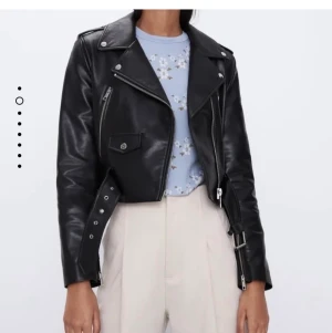 Zara skinnjacka  - Jätte fin skinnjacka i jätte fint skick!!