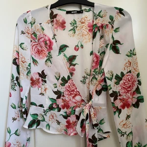 Blommig topp - Blommig topp i str xs