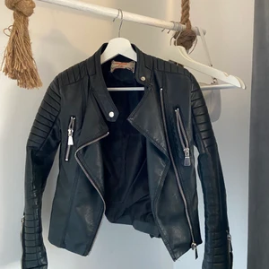 Chiquelle skinnjacka🖤🖤🖤 - Skinnjacka från chiquelle, ett litet hål i armen därav det låga priset. Köparen står för frakten💕💕