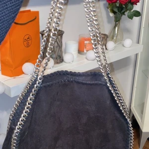 Väska - En väska som påminner väldigt mkt om Stella m stora modell, jätte fin och användbar då den rymmer mycket! (Kund står för frakt)