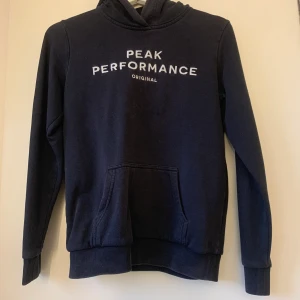 Peak hoodie  - Står storlek 160 i den, men passar mig som har S, väl använd men fint skick, tvättad en del som syns därav priset, nypriset ligger på typ 1299? Något sånt 