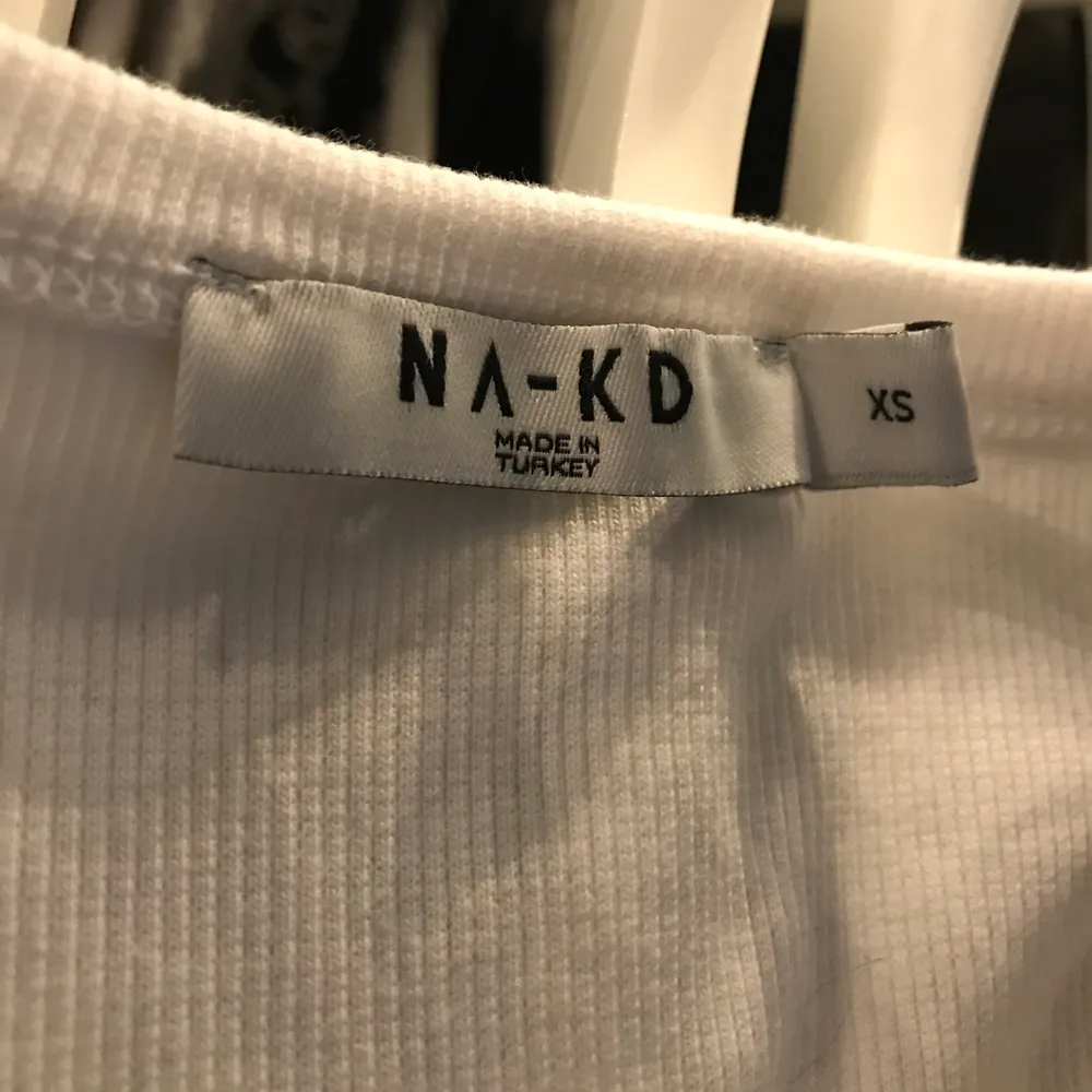  Ribbat linne från NA-KD trend. Toppar.