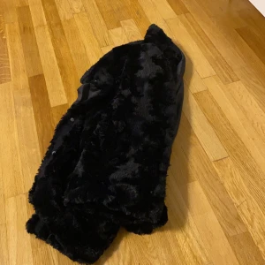 Pälsjacka storlek M - Pälsjacka från veromoda. Jackan är köpt 2019 och passar bra till hösten, väldigt bekväm och skön. Oanvänd ( nypris 400kr), säljer jackan för 299kr.