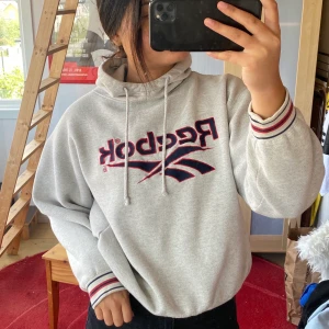 Vintage Reebok Hoodie  - Säljer denna fina vintage Hoodie från Reebok, som jag köpt på Plick men tyvärr bara legat i garderoben. Säljer för 200kr + frakt 💕