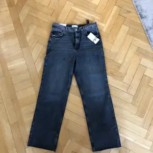 Nya jeans från Zara, prislapp finns kvar. Storlek 46. Nypris 399kr. 