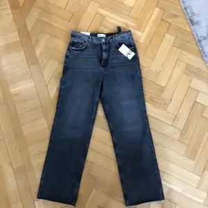 Nya jeans från Zara, prislapp finns kvar. Storlek 46. Nypris 399kr. 
