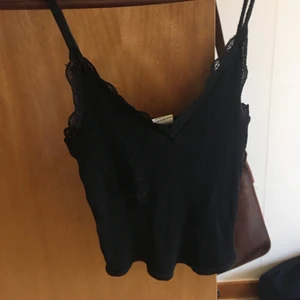 Svart spetslinne - Ganska croppad svart spetslinne som kommer från urban outfitters. Möts upp i Stockholm annars står köparen för kostnad av frakt.