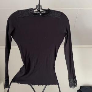 Tröja  - Svart ”fin” tröja är en barn storlek men skulle nog säga att det skulle passa en xs. Köparen står för frakten 💕buda gärna👌💕👍