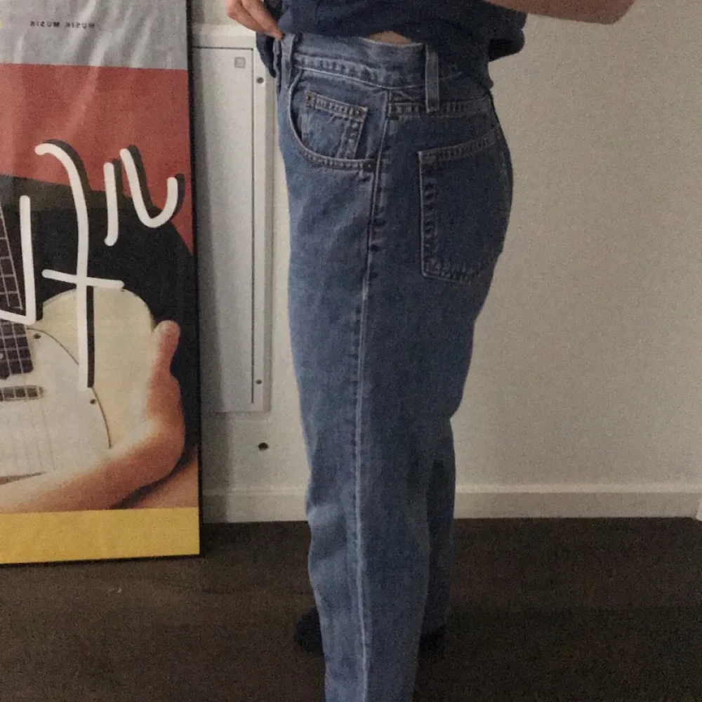 Säljer dessa shit snygga Gap jeansen. De är classic fit men funkar som mom jeans för mig, ( jag e 172) börjar budgivningen på 150 kr. Jeans & Byxor.