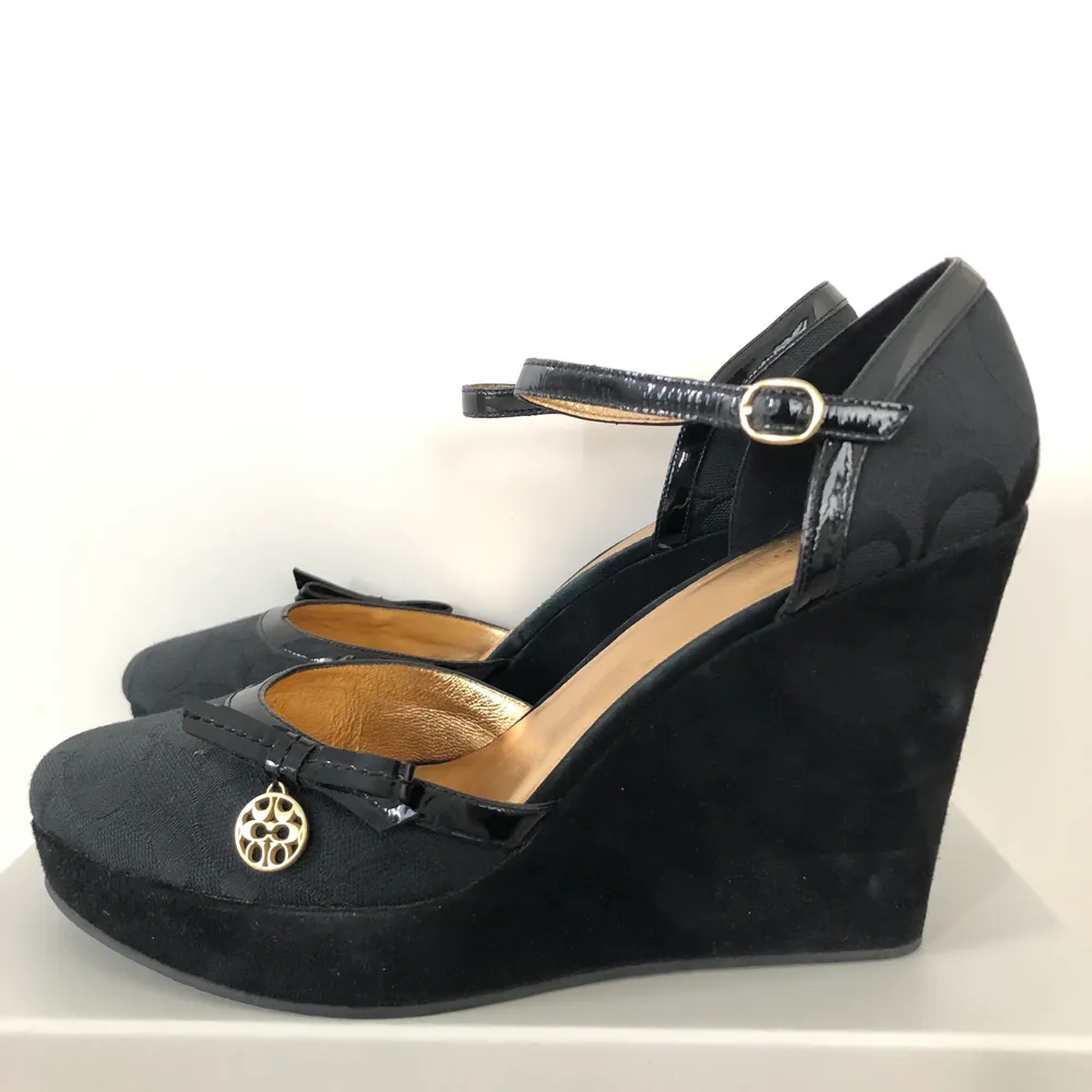 Black heels on a platform, very comfortable and classy looking. Skor.